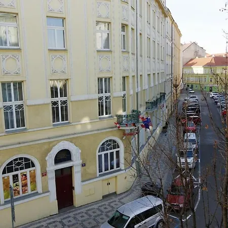 Big In The Center * Prag