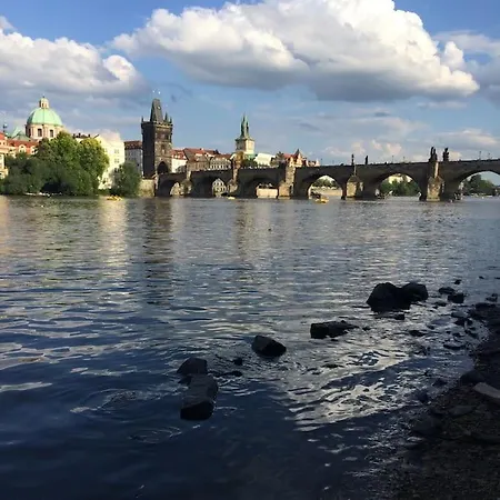 Big In The Center Prag